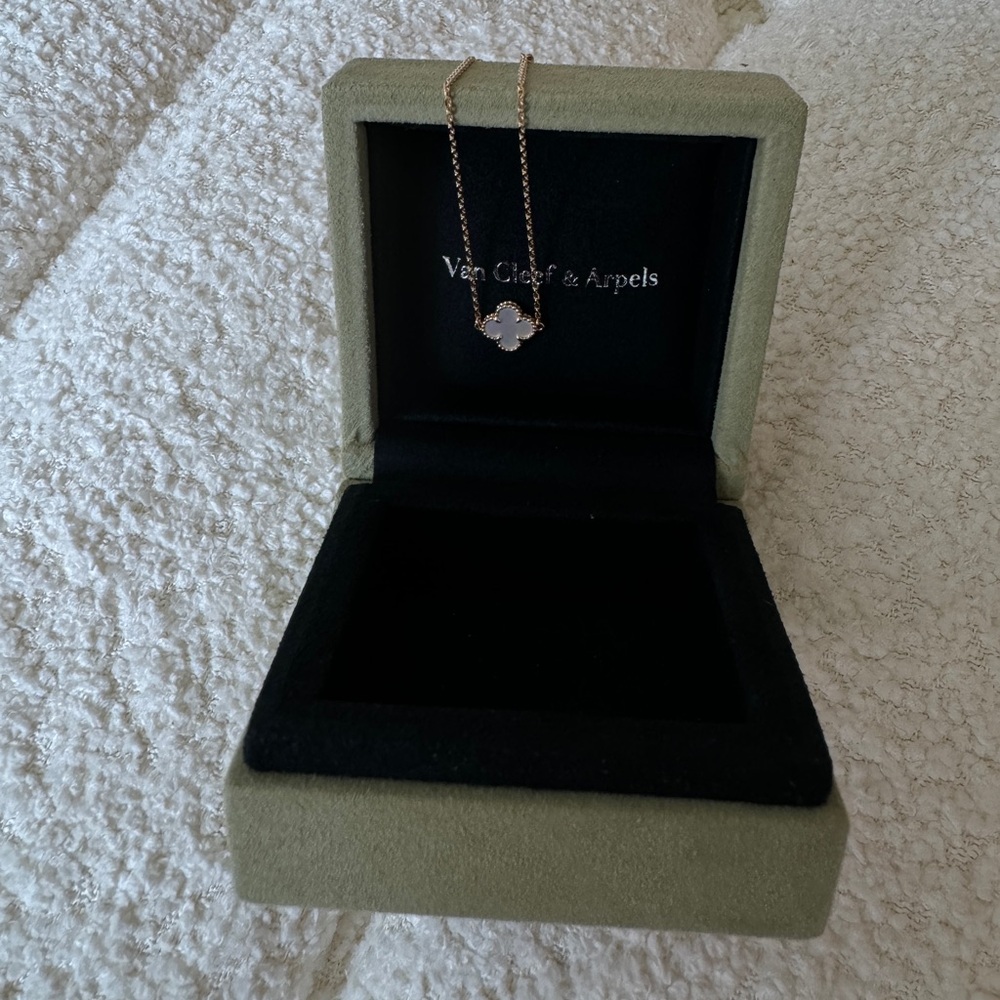 BRAND NEW UNUSED VAN CLEEF ALHAMBRA BRACELET
